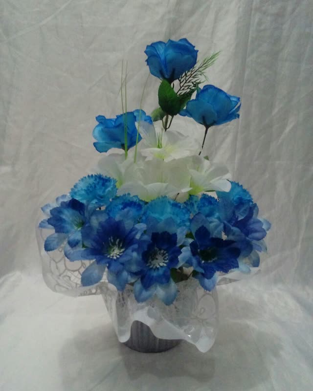 Arranjo com rosas e margaridas azuis