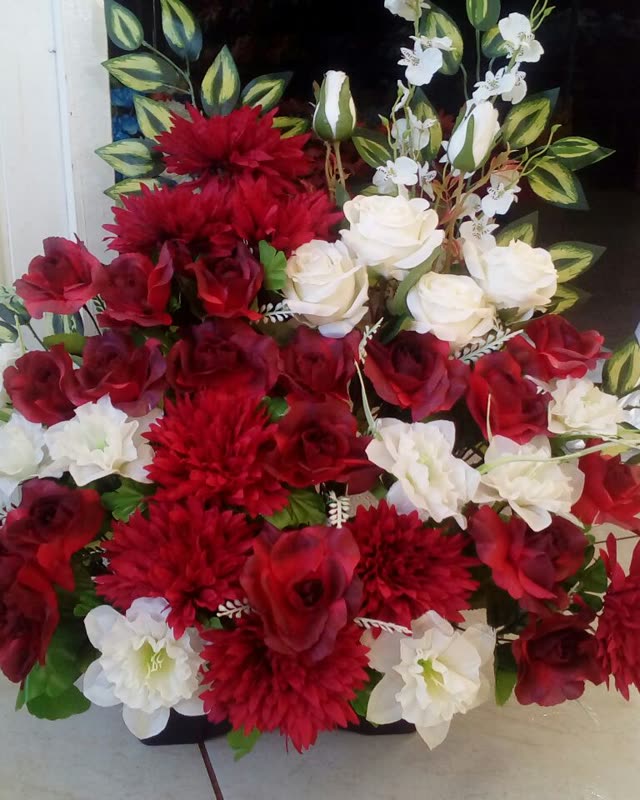 Floreira grande com crisântemos bordô e rosas brancas